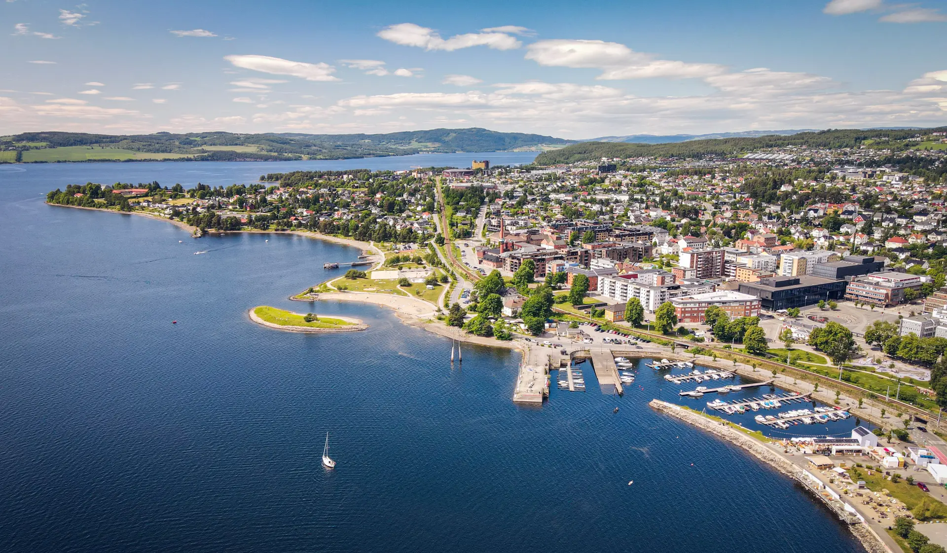 Dronefoto av Hamar og Mjøsa